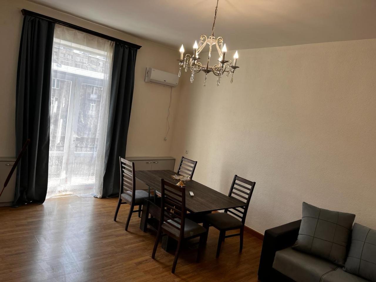 Komitas Apartement Jerevan Eksteriør billede